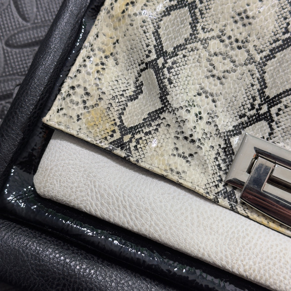 Kardashian Kollection Women's Black Snake Print Zipper Pockets Crossbody Purse - Picture 5 of 16